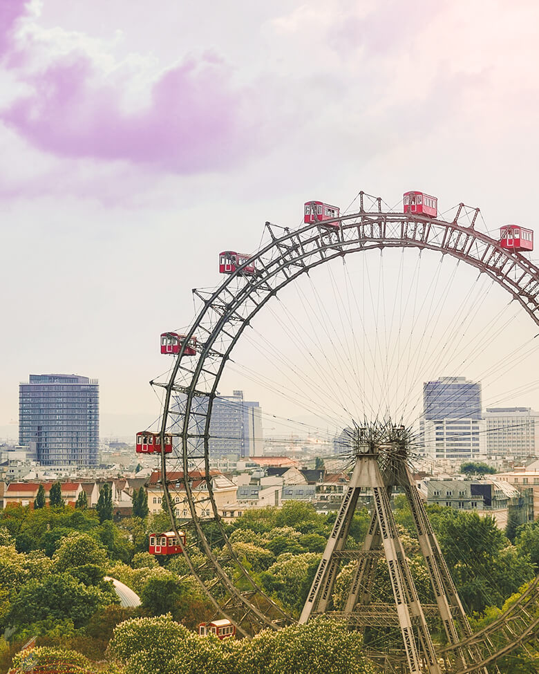 Panoramafoto von Wien mit sicht aufs Riesenrad