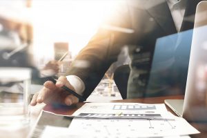 Foto business mann mit laptop smartphone kugelschreiber