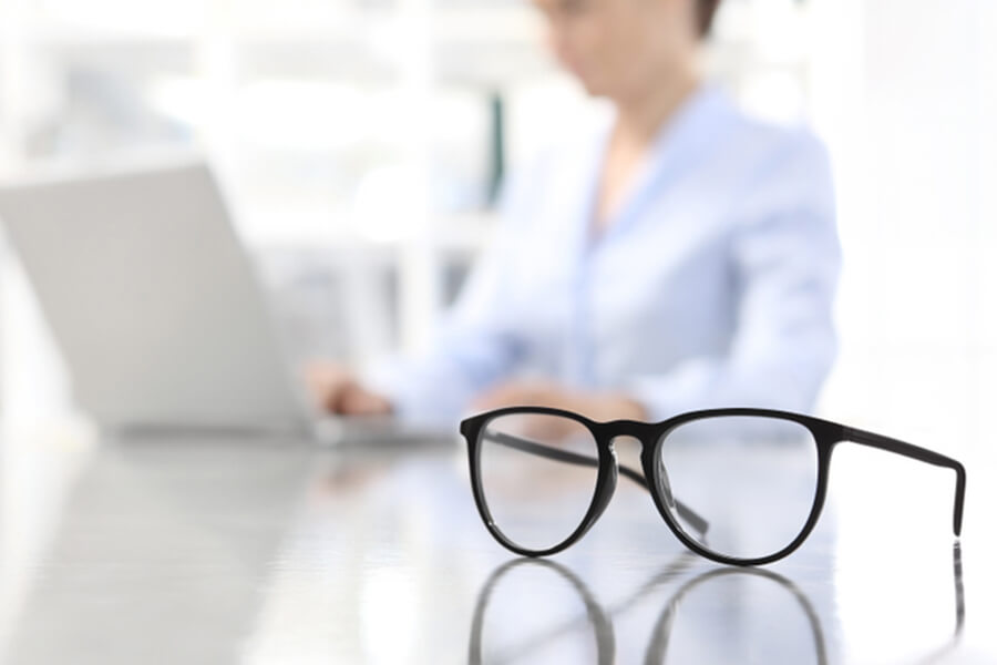 Brille auf Schreibtisch