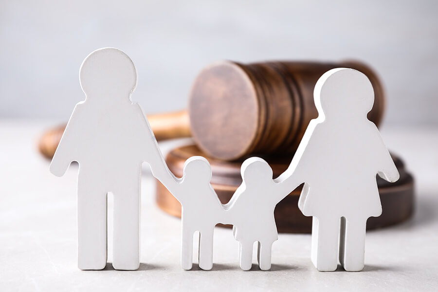 Pappmodell einer Familie