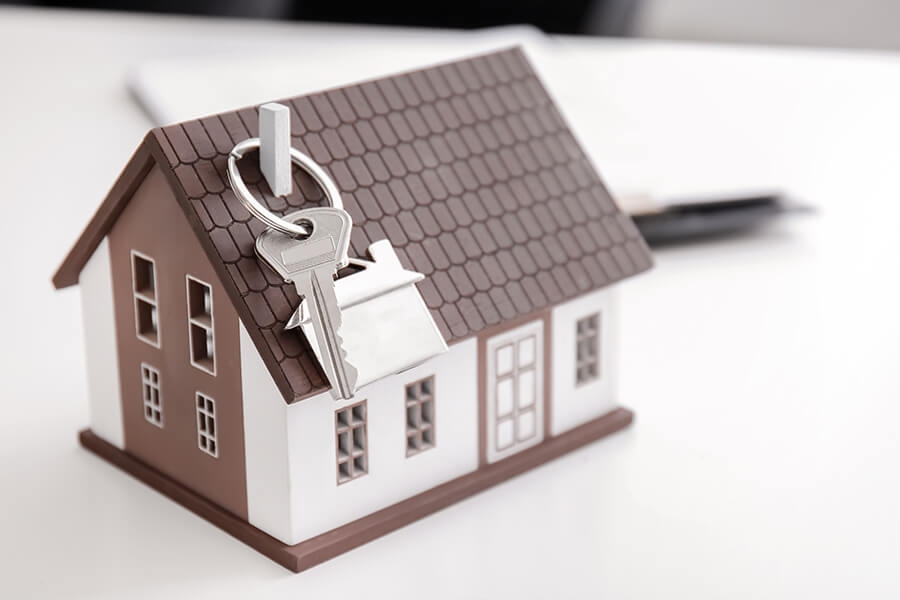 Foto Modellhaus mit schlüssel am kamin